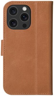 dbramante1928 Copenhagen Bookcase voor de Apple iPhone 16 Pro - Tan Bruin