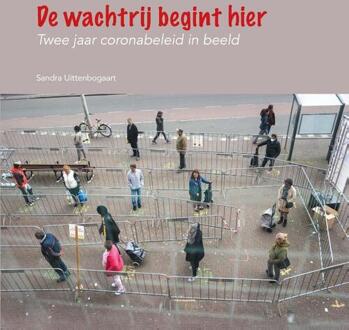 De wachtrij begint hier -  Sandra Uittenbogaart (ISBN: 9789460101175)