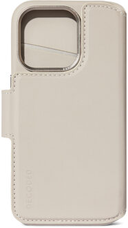 Decoded 2 in 1 Leather Bookcase voor de Apple iPhone 15 Pro Max - Clay Beige