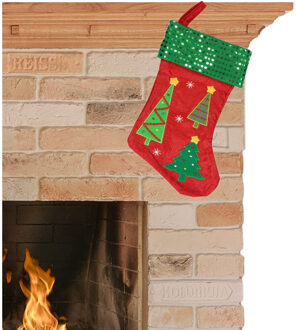 Decoratie kerstsok rood/groen met kerstbomen print 45 cm