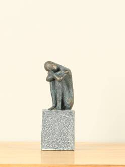 Decoratief beeldje brons look Denkertje knielend, 16 cm
