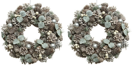 Decoris 2x stuks kerstkransen/dennenkransen met kerstballen en decoratie 34 cm