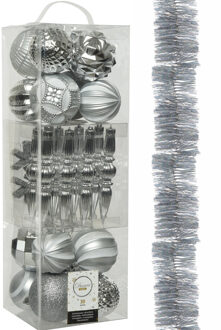 Decoris 30x stuks kunststof kerstballen en ornamenten met slinger zilver