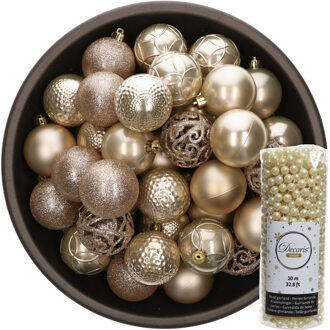 Decoris 37x stuks kunststof kerstballen 6 cm inclusief kralenslinger champagne - Kerstbal Champagnekleurig