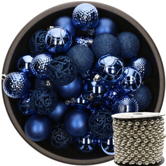 Decoris 37x stuks kunststof kerstballen 6 cm kobalt blauw inclusief kralenslinger zilver