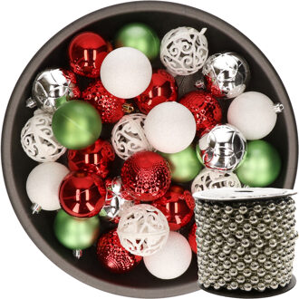 Decoris 37x stuks kunststof kerstballen 6 cm wit/rood/groen/zilver incl. kralenslinger