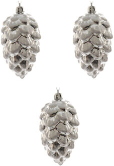 Decoris 4x Kerstboomhangers zilveren dennenappels 9 cm kerstversiering - Zilveren kerstversiering/boomversiering