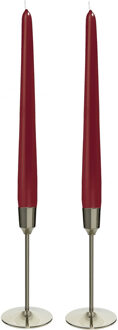 Decoris Kandelaars 2x aluminium zilver 15 cm met 12x donker rode dinerkaarsen