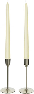 Decoris Kandelaars 2x aluminium zilver 15 cm met 12x ivoor witte dinerkaarsen