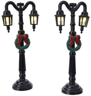 Decoris Kerstdorp maken 2x straatlantaarns met krans 12,5 cm met LED lampjes - Kerstdorpen Multikleur