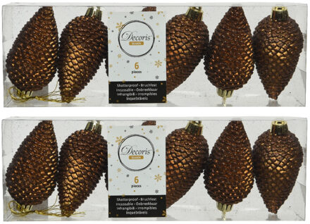 Decoris Kersthangers dennenappels - 18x st - kaneel bruin - glitter - 8 cm - kunststof - kerstversiering