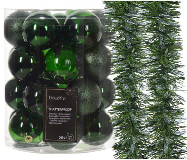 Decoris Kerstversiering kunststof kerstballen 25x -6cm- met 2x kerstslingers -donkergroen