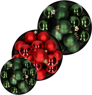 Decoris Kerstversiering kunststof kerstballen mix rood/donkergroen 4-6-8 cm pakket van 68x stuks