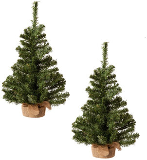 Decoris Set van 2x stuks mini kunst kerstbomen in jute zak 60 cm - Kunstkerstboom Groen