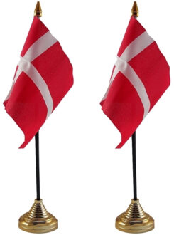 Denemarken tafelvlaggetjes - 2x stuks - 10 x 15 cm - met gouden standaard - H27 cm - versiering