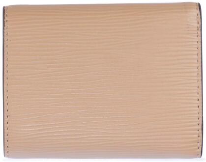 DKNY Avril Koeie Leren Tri-Vouw Portemonnee (Bruin) - maat