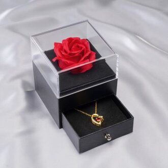 Doosje met eeuwige roos en halsketting