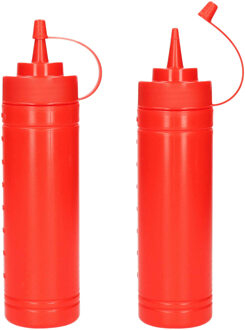 Doseerfles/sausfles - 2x stuks - kunststof - rood - met schenktuit - 500 ml - 23 cm
