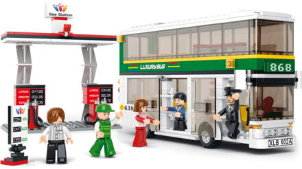 dubbeldekker bus en tankstation