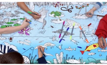 Eat Sleep Doodle inkleurbaar tafelkleed 'Leven in de vijver' met uitwasbare stiften