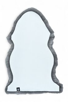 Echte grijze schapenvacht, natuurlijk zijdezacht, pluizig, echt wollen tapijt Grijs