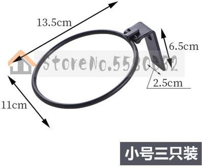 Een Grote Bloem Op Het Balkon Van Wasbeer Opknoping Op De Groene Muur FY1