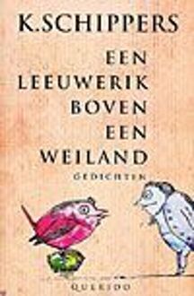 Een leeuwerik boven een weiland