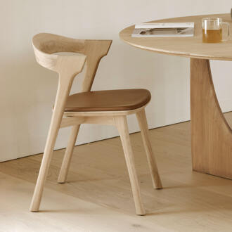 Ethnicraft Eetkamerstoel 'Bok' Gevernist Eikenhout en Leder, kleur Cognac