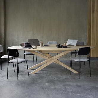 Ethnicraft Ovale Vergadertafel 'Mikado' Gevernist Eikenhout, 267 x 138cm