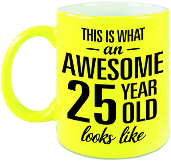 Fluor gele Awesome 25 year cadeau mok / verjaardag beker 330 ml - feest mokken Geel