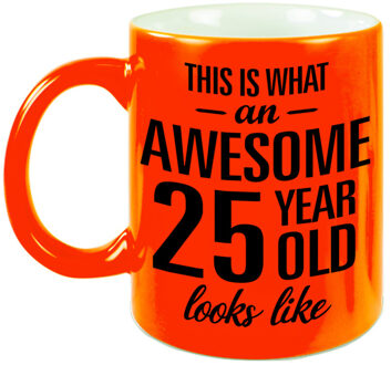 Fluor oranje Awesome 25 year cadeau mok / verjaardag beker 330 ml - feest mokken