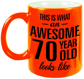 Fluor oranje Awesome 70 year cadeau mok / verjaardag beker 330 ml - feest mokken