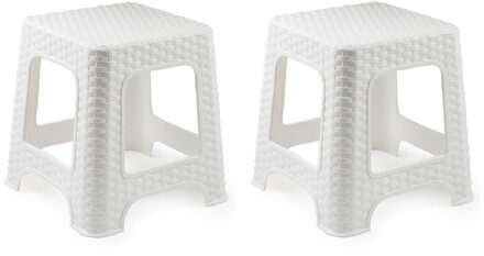 Forte Plastics Set van 2x stuks rotan opstapje/krukje in het wit - 32 x 32 x 30 cm - Keuken/badkamer/slaapkamer handige krukjes/opstapjes