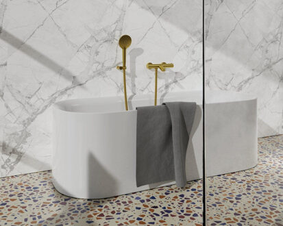 FortiFura Calvi Thermostatische badkraan met ronde handdouche, handdouchehouder en metalen doucheslang Geborsteld Messing PVD (Goud) SW799449/SW720567/SW720226/SW706206 Messing geborsteld (goud)