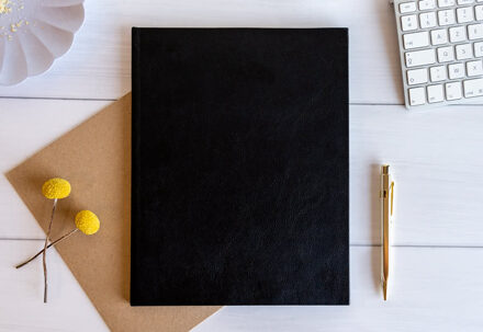 Fotoboek L staand zwart lederen kaft platliggende binding