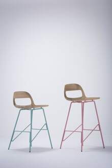 Gazzda Leina bar chair - barkruk met houten zitting en groen onderstel - 65 cm