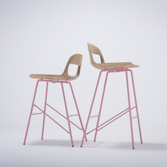Gazzda Leina bar chair - barkruk met houten zitting en roze onderstel - 75 cm