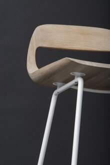 Gazzda Leina bar chair - barkruk met houten zitting en wit onderstel - 75 cm