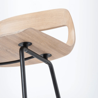 Gazzda Leina bar chair - barkruk met houten zitting en zwart onderstel - 65 cm