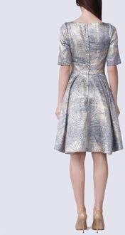 Gebogen en wijd uitlopende cocktailjurk in Jacquard Veelkleurig