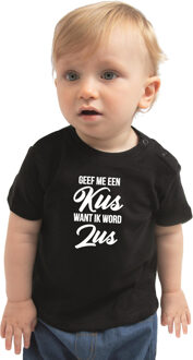 Geef een kus ik word zus kado shirt voor baby / kinderen zwart 74 (5-9 maanden)