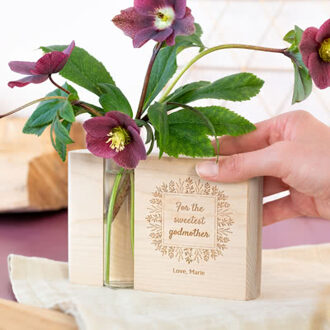 Gegraveerde houten houder met vaas