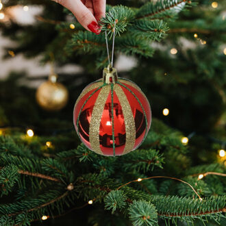 Gerimport Gedecoreerde kerstballen - 12x st - 6 cm - kunststof - rood/goud