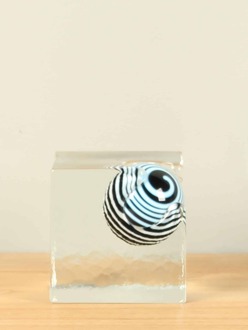 Glasdecoratie transparante dobbelsteen met glazen bol zwart/wit, 10 cm