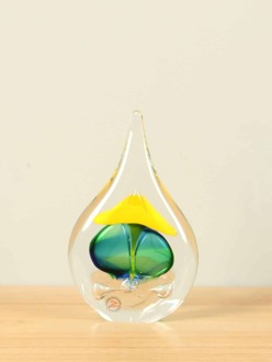 Glaskunst. Glassculptuur druppel plat groen/geel/blauw 15cm.