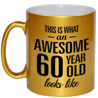 Gouden Awesome 60 year cadeau mok / verjaardag beker 330 ml - feest mokken Goudkleurig