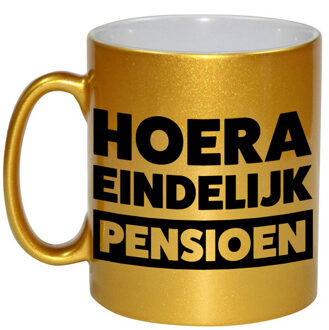 Gouden pensioen VUT cadeau mok / beker - hoera eindelijk pensioen 330 ml - feest mokken Goudkleurig