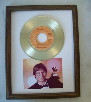 Gouden plaat Single John DenverThank God I'm A Country Boy