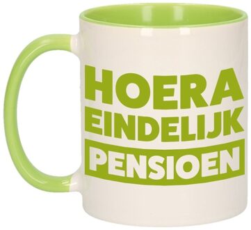 Groene pensioen VUT cadeau mok / beker - hoera eindelijk pensioen 300 ml - feest mokken