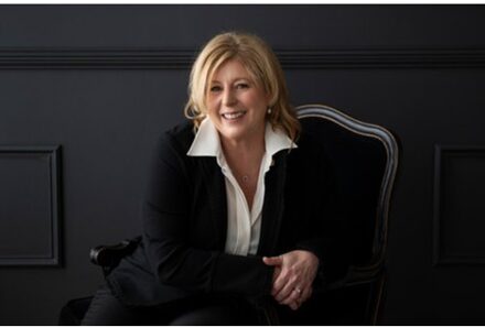 Here One Moment - Liane Moriarty